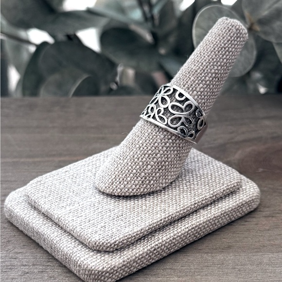 925 Sterling Silver Flowered Ring Band! Sizes 7, 8, 9, 10. NEW! - Picture 3 of 3